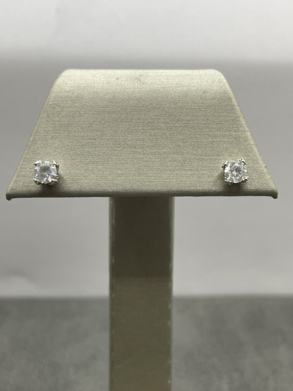 14K White Gold Diamond Basket Stud Earrings (26784)